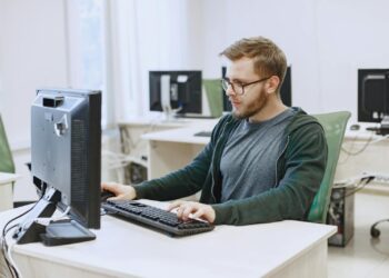 اكتشف أفضل دورات برمجة شاملة لعام 2026 لتعلم لغات البرمجة وتطوير مهاراتك التقنية من الصفر حتى الاحتراف مع نصائح لاختيار المسار التعليمي الأنسب لمستقبلك المهني.