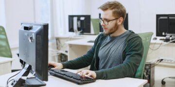 اكتشف أفضل دورات برمجة شاملة لعام 2026 لتعلم لغات البرمجة وتطوير مهاراتك التقنية من الصفر حتى الاحتراف مع نصائح لاختيار المسار التعليمي الأنسب لمستقبلك المهني.