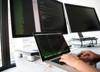 دليل شامل حول هندسة البرمجيات: الأساسيات والمسار المهني ومستقبل التقنية